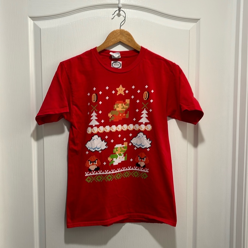 Red Nintendo Christmas Super Mario T shirt. size small.